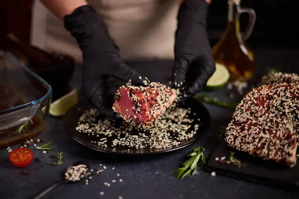 Šéf Pokrývá Kus Filé Tuňáka Sezamovými Semínky Před Vařením — Stock fotografie