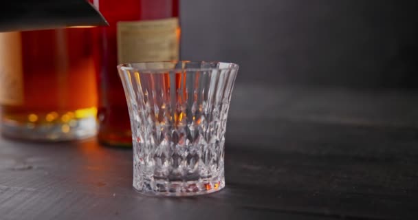 Bartendern Lägger Kalla Isbitar För Kylning Ett Glas Whiskey Glas — Stockvideo