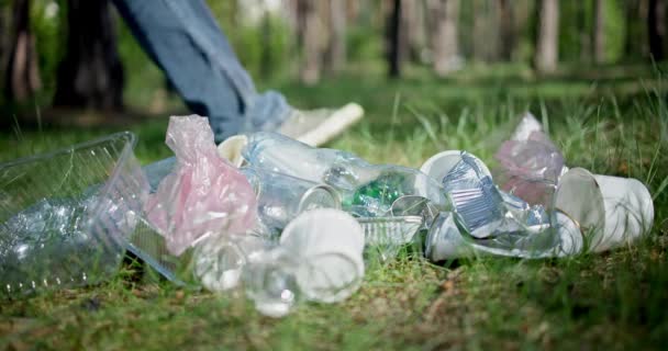 一个男人在森林里走过一堆垃圾 朝它扔了一个玻璃瓶 Dci — 图库视频影像