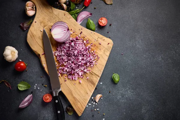 Oignon Mars Rouge Haché Sur Planche Découper Bois Cuisine Domestique — Photo