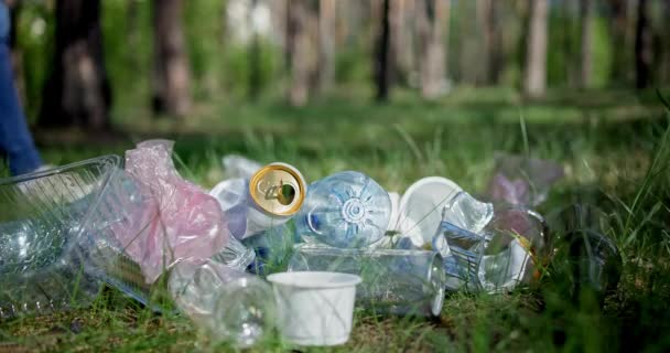 ある女性が森の中のゴミの山を通り過ぎてガラス瓶を投げる Dciについて ロイヤリティフリーのストック動画