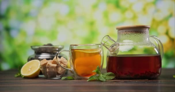 Органічне Натуральне Заварювання Чаю Скляному Чайнику Дерев Яному Столі Ліцензійні Стокові Відеоролики