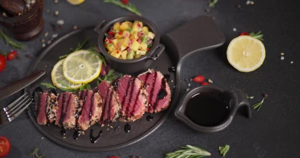 Assiette Avec Tranches Steak Thon Grillé Recouvert Graines Sésame Garniture — Video