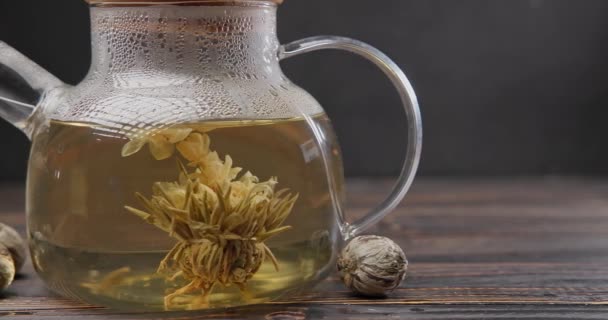 Цвітіння Квітки Чаю Кульки Заварювання Скляному Чайнику Гарячою Киплячою Водою — стокове відео