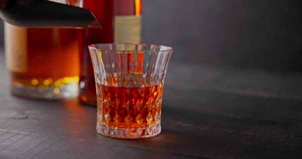 Barman Wkłada Kostki Lodu Schłodzenia Szklanki Whisky Tle Butelek Nagranie — Wideo stockowe