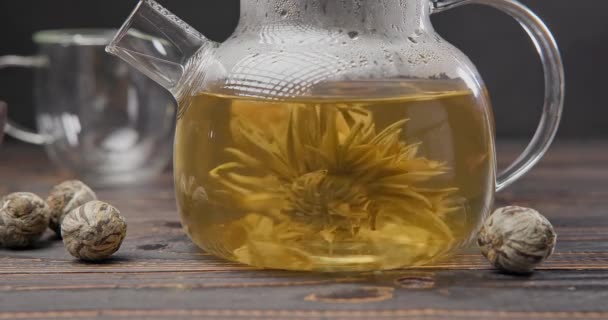 Blühende Blume Tee Ball Brauen Einer Glas Teekanne Mit Heißem — Stockvideo