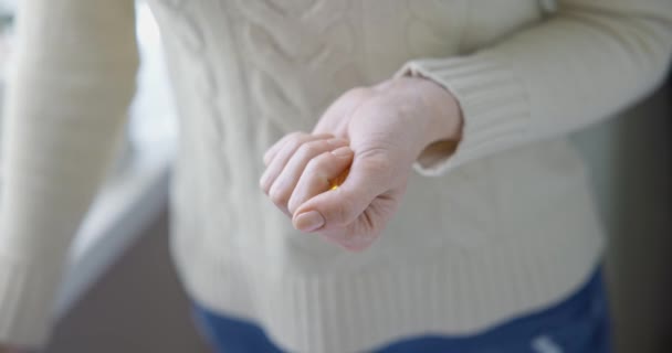 药物和治疗概念 近距离观察手里拿着欧米茄 3胶囊的白人妇女 Dci 2X慢动作 — 图库视频影像