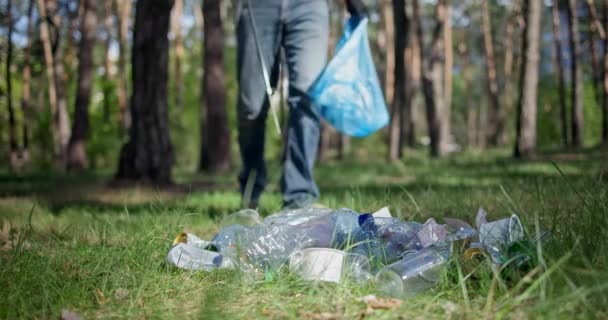 Homem Com Saco Plástico Recolhe Lixo Floresta Por Empalá Pau — Vídeo de Stock