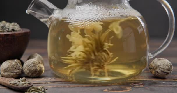 Цвітіння Квітки Чаю Кульки Заварювання Скляному Чайнику Гарячою Киплячою Водою Відеокліп