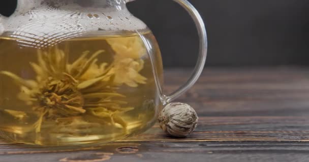 Virágzó Virág Tea Labda Főzés Egy Üveg Teáskanna Forró Forró — Stock videók