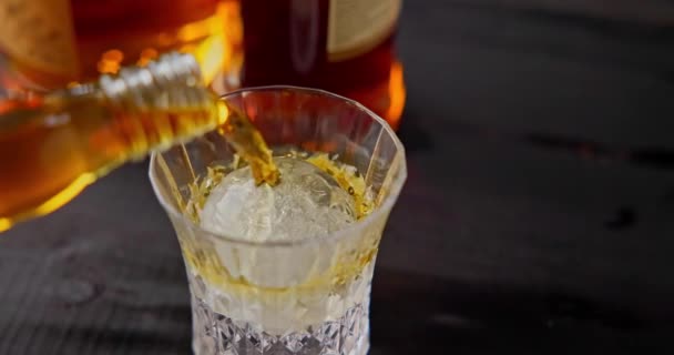 Barmen Buzlu Bardağa Viski Doldurur Şişelerin Arka Planında Serinlemek Için — Stok video