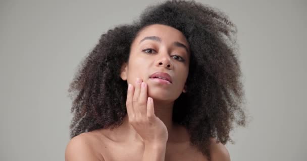 Schoonheid Gezondheidszorg Concept Mooie Afro Amerikaanse Vrouw Met Krullend Afro — Stockvideo
