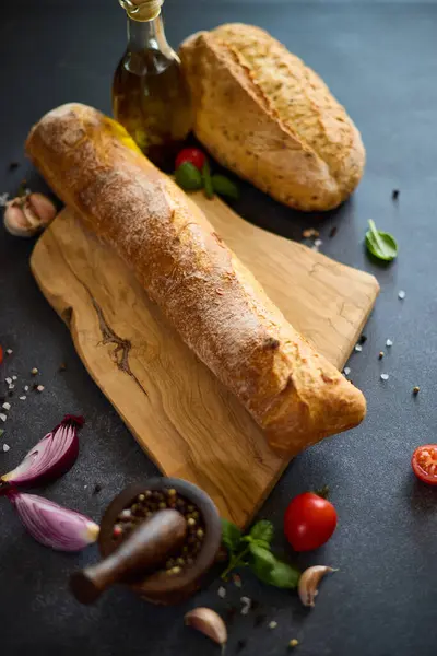 Frisch Gebackenes Brot Auf Holzschneidebrett Auf Dunklem Tisch lizenzfreie Stockbilder