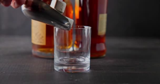Barman Pone Cubos Hierro Frío Para Enfriar Vaso Whisky Vidrio — Vídeo de stock