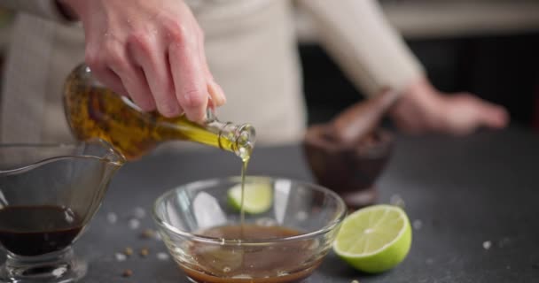 Kadın Teriyaki Soslu Limon Suyuyla Pişirilmiş Zeytinyağını Cam Kaseye Dolduruyor — Stok video