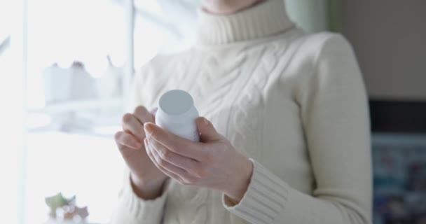 Conceito Farmácia Tratamento Visão Perto Mulher Caucasiana Segurando Frasco Medicina — Vídeo de Stock