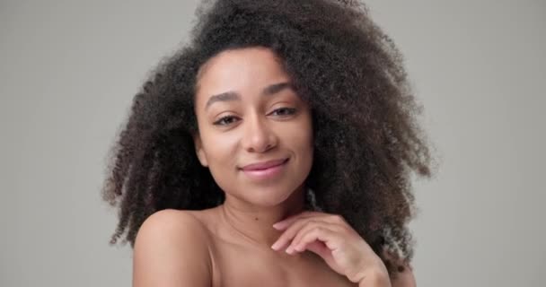 Piękno Opieka Zdrowotna Piękna Afroamerykanka Kręconą Afro Fryzurą Czystą Zdrową — Wideo stockowe
