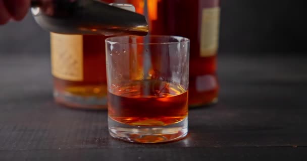 Barmen Soğuk Demir Küpleri Bir Bardak Viskiye Dönüştürdüğü Için Şişelerin — Stok video