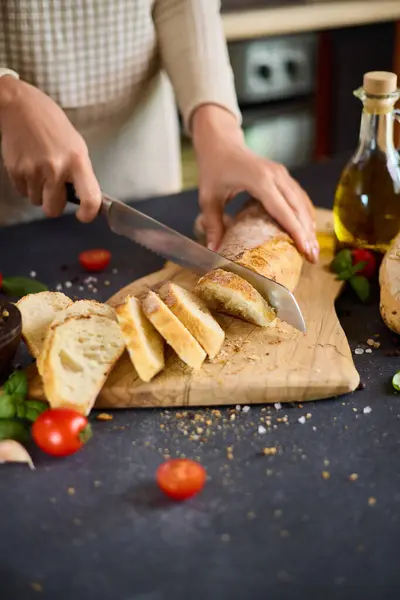 Koch Schneidet Frisches Brot Auf Holzschneidebrett Auf Küchentisch Stockbild