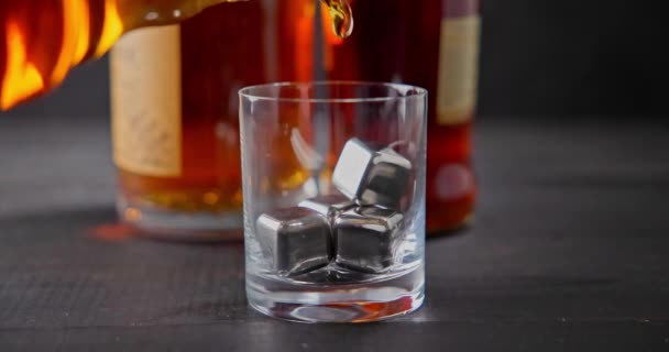 Bartendern Häller Whisky Glas Med Kalla Järnkuber För Kylning Bakgrund — Stockvideo