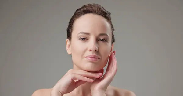 Schönheit Gesundheit Kosmetik Aging Therapie Und Hautpflegekonzept Junge Schöne Brünette Stockfoto