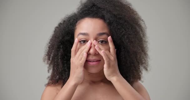 Concepto Belleza Salud Hermosa Mujer Afroamericana Con Peinado Afro Rizado — Vídeo de stock