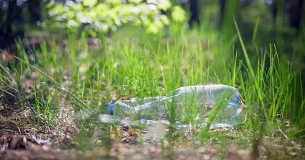 Frau Hebt Eine Plastikflasche Auf Die Auf Dem Gras Liegt — Stockvideo