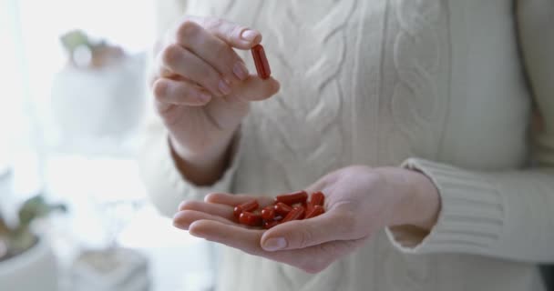 Φαρμακείο Και Έννοια Της Θεραπείας Στενή Άποψη Του Καυκάσου Γυναίκα — Αρχείο Βίντεο