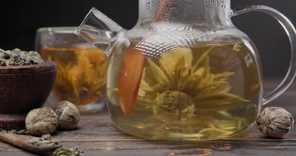 Цветущий Цветок Чайный Шар Пивоварения Стеклянном Чайнике Горячей Кипящей Водой — стоковое видео