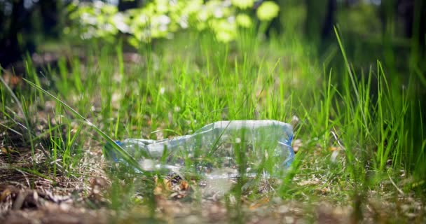 Женщина Поднимает Пластиковую Бутылку Лежащую Траве Собирая Мусор Лесу Dci — стоковое видео