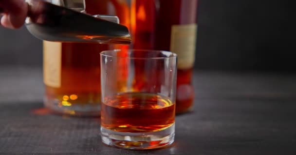 Bartendern Lägger Kalla Järnkuber För Kylning Ett Glas Whisky Bakgrund — Stockvideo