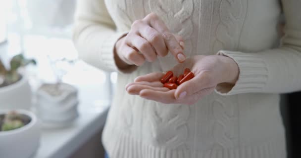 Φαρμακείο Και Έννοια Της Θεραπείας Στενή Άποψη Του Καυκάσου Γυναίκα — Αρχείο Βίντεο