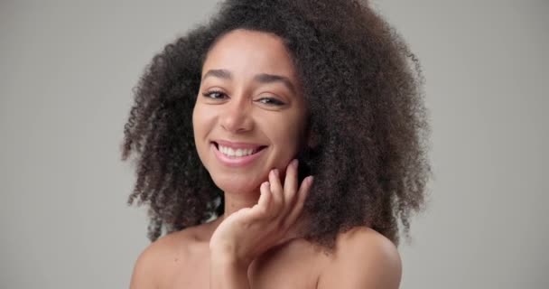 아름다움과 아프로 스타일과 깨끗하고 건강한 손으로 얼굴을 만지는 아름다운 아프리카계 — 비디오