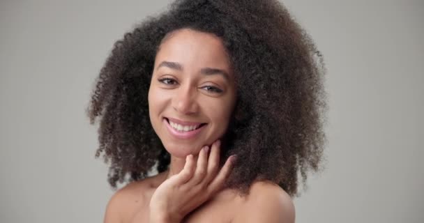 Güzellik Sağlık Konsepti Kıvırcık Saçlı Temiz Yüzlerine Elle Dokunan Yüz — Stok video