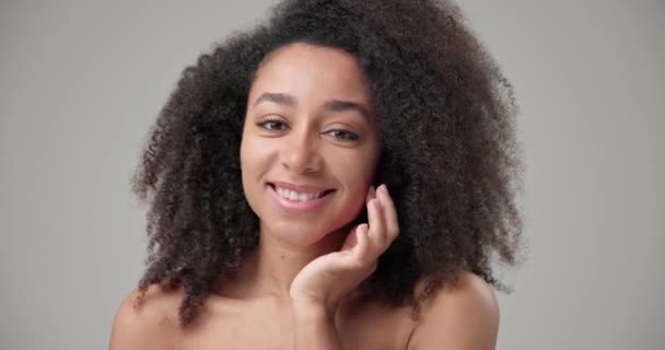 Concept Beauté Soins Santé Belle Femme Afro Américaine Avec Une — Video