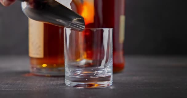 Barman Met Des Glaçons Froids Pour Refroidir Dans Verre Whisky — Video