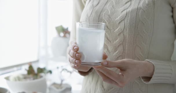Pharmacy Treatment Concept Close Woman Holding Glass Water Effervescent Tablet — 图库视频影像