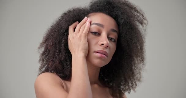 Conceito Beleza Saúde Bela Mulher Afro Americana Com Penteado Afro — Vídeo de Stock
