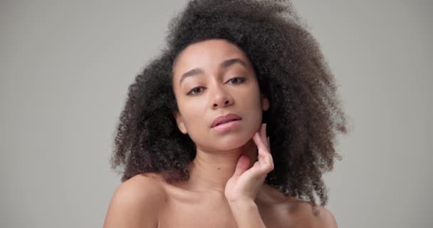 Koncept Krásy Zdravotní Péče Krásná Afroameričanka Kudrnatým Afro Účesem Čistou — Stock video
