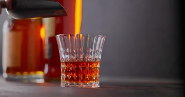 Bartendern Lägger Kalla Järnkuber För Kylning Ett Glas Whisky Bakgrund — Stockvideo