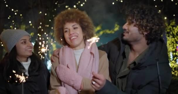 Ενθουσιασμένοι Χαρούμενοι Φίλοι Χορεύουν Κρατώντας Sparklers Και Διασκεδάζοντας Γιρλάντες Και — Αρχείο Βίντεο