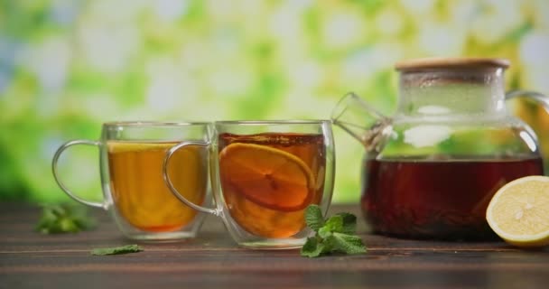 Organický Přírodní Čaj Vařící Skleněné Konvice Dřevěném Stole — Stock video