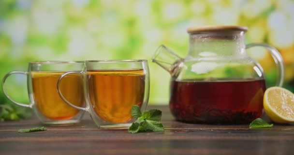 Органічне Натуральне Заварювання Чаю Скляному Чайнику Дерев Яному Столі — стокове відео