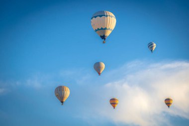 GOREME / TURKEY - 27 Haziran 2022: Türk gökyüzünde sıcak hava balonları yükseliyor
