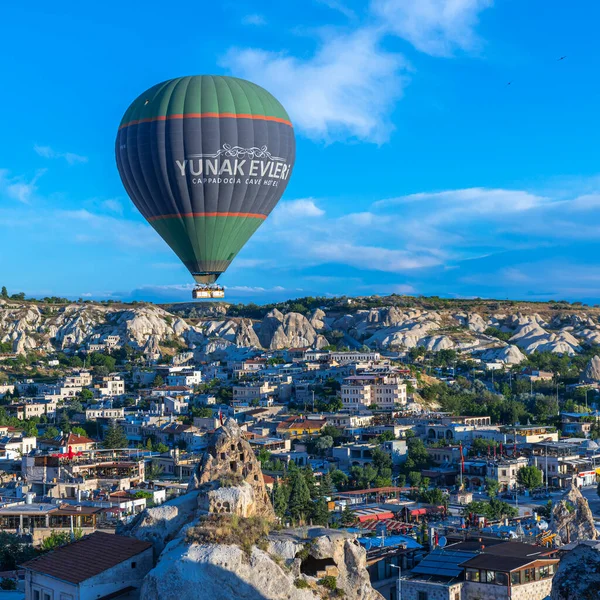 Goreme Turquia Junho 2022 Balões Quente Sobrevoam Cidade — Fotografia de Stock