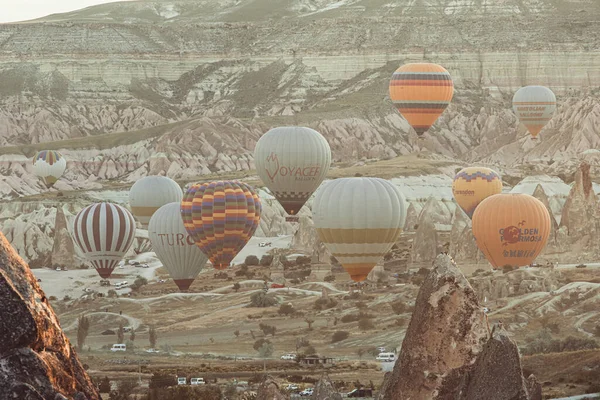 Goreme Turquia Junho 2022 Balões Quente Sobrevoam Cidade Goreme Nascer — Fotografia de Stock