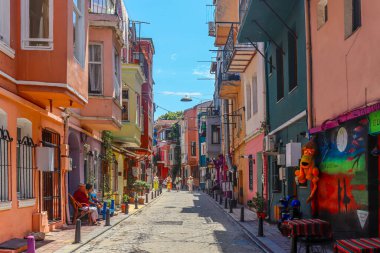 İSTANBUL / TURKEY - 09 Temmuz 2022: İstanbul 'un renkli evleri olan ilçesi