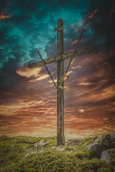 Cruz Madeira Dramático Céu Por Sol — Fotografia de Stock