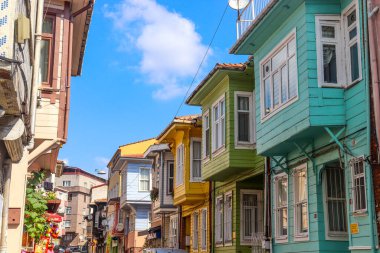 İSTANBUL / TURKEY - 09 Temmuz 2022: İstanbul 'un renkli evleri olan ilçesi