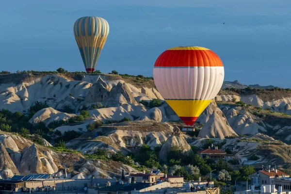 Goreme Turquia Junho 2022 Balões Quente Sobrevoam Cidade Goreme — Fotografia de Stock